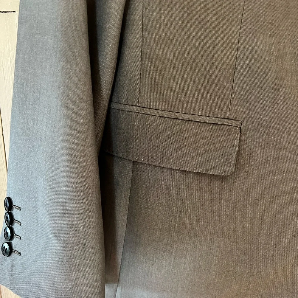 Grey brand new suit coat. 40R PERFECT CONDITION - Picture 4 of 6